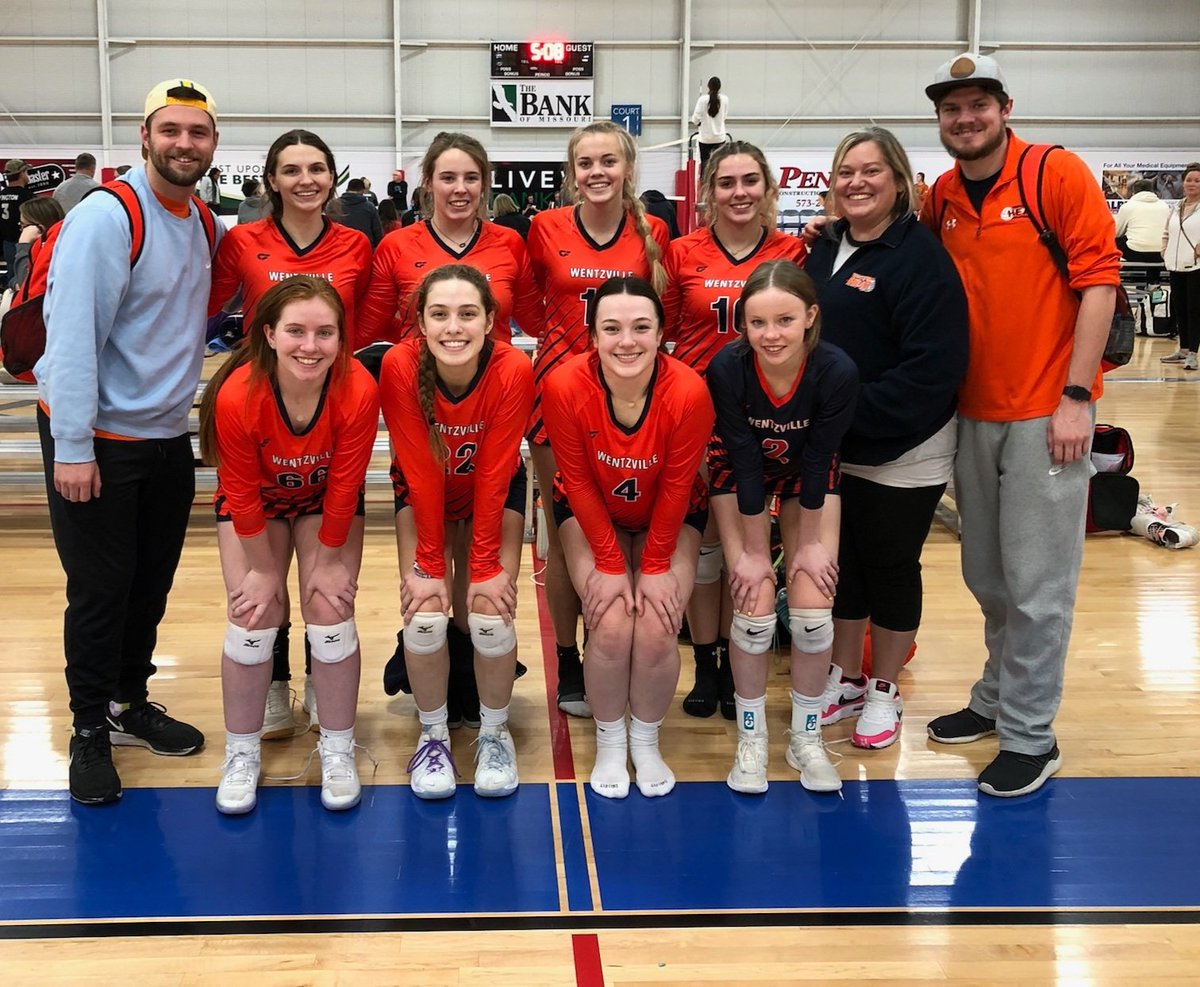 WentzvilleHeat1's tweet photo. Our 17s &amp; 18s combined to earn 1st in Silver at the Jefferson College Christmas Showcase.
🧡🏐💙 https://t.co/jeryDnVjJJ