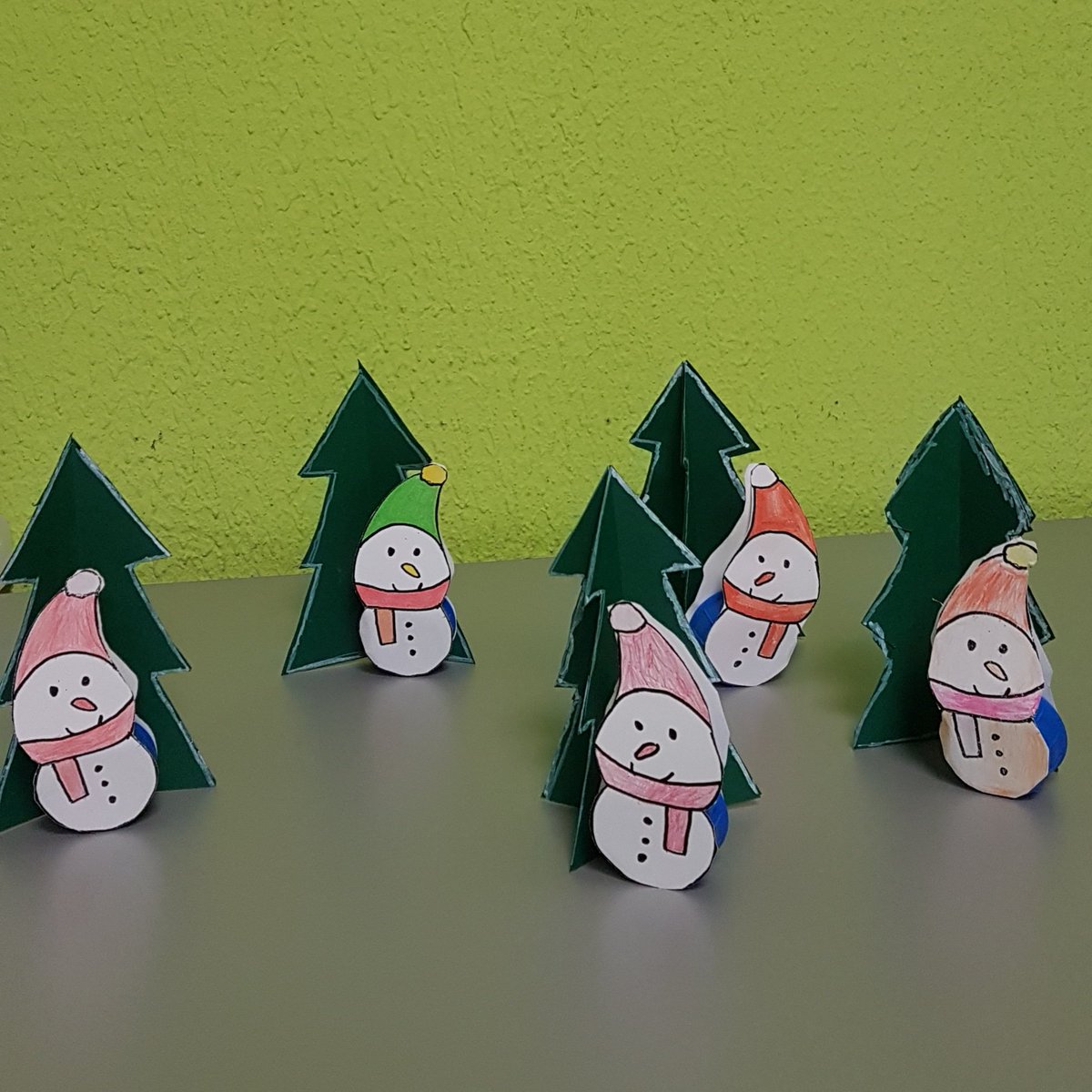 CPEPASOMONTANO's tweet photo. En Matemáticas de la vida cotidiana hemos trabajado la simetría con adornos navideños.
@EPAAragon #Somontano https://t.co/9mHyFsXYdM