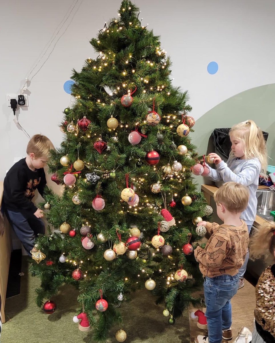 winterfoldhs's tweet photo. Decorating the Christmas Tree in Fun Club today. #WinterfoldFunClub #ChristmasAtWinterfold #TheWinterfoldWay https://t.co/mH7GQdDzK4