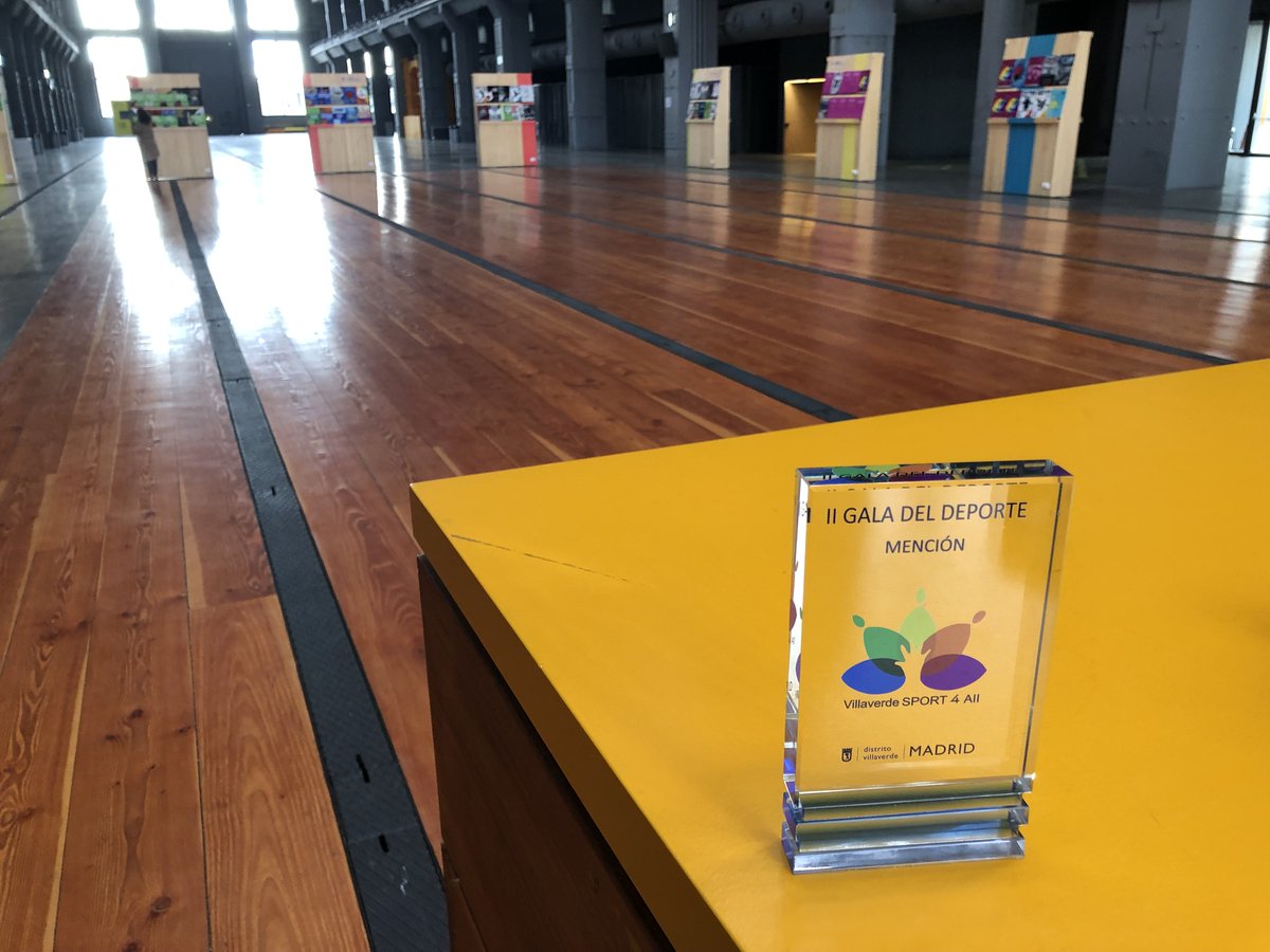 OVButarque's tweet photo. La labor formativa de la escuela con la consecución de dos campeonatos de Liga 20-21 en prebenjamín y en benjamín recibió una distinción en la II Gala del Deporte de Villaverde que se celebró el 19 de diciembre en La Nave #VamosButarque @ConchaChapa_ @JMD_villaverde @AVIButarque https://t.co/D7MtRspHQP