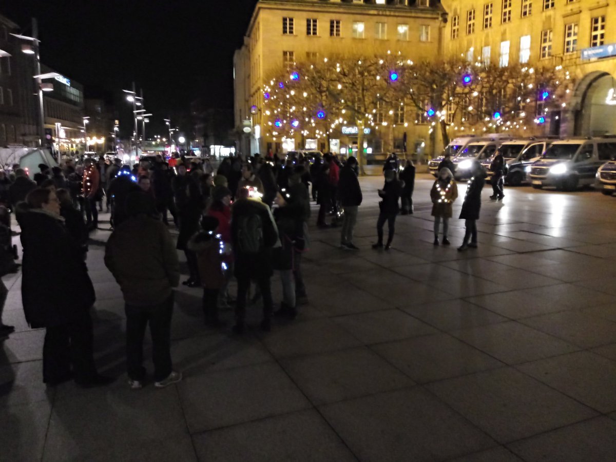 agv_bo's tweet photo. 1811 Der Platz füllt sich, aktuell ca. 100 Schwurbler*innen.

#Bo2012 #nonazisbo #Bochum https://t.co/EWMkGJw0IU