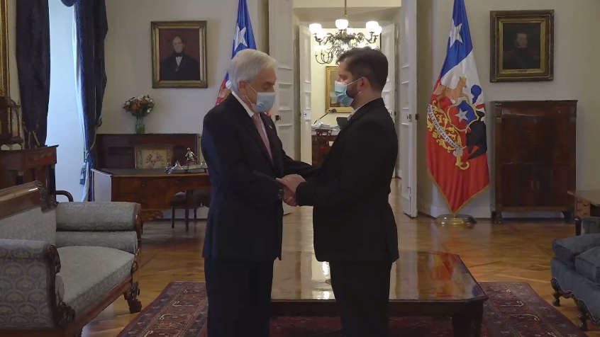 thecliniccl's tweet photo. 🔴 Gabriel Boric ya se encuentra con Sebastián Piñera en La Moneda.

👉 Más información en https://t.co/MY5Y5WxPmj https://t.co/pS5NCXDTh4