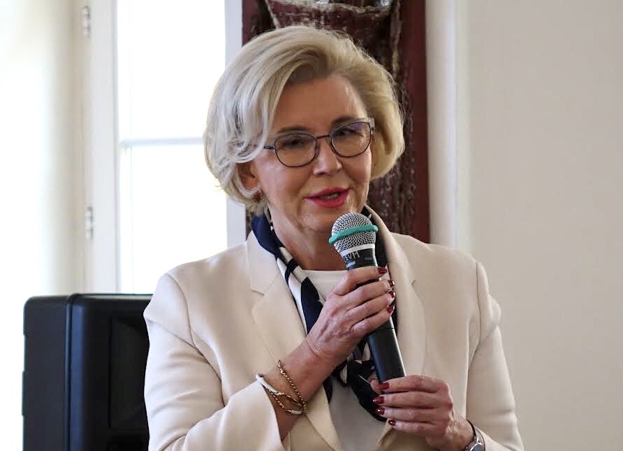 MEN_GOVPL's tweet photo. Integracja edukacji z biznesem - to temat konferencji zorganizowanej przez Kamiennogórską Specjalną Strefę Ekonomiczną Małej Przedsiębiorczości w Muzeum Tkactwa Dolnośląskiego w Kamiennej Górze. Udział w spotkaniu wzięła wiceminister @MarzenaMachalek. #kształceniezawodowe #SSEMP https://t.co/ByiKbaYNTl