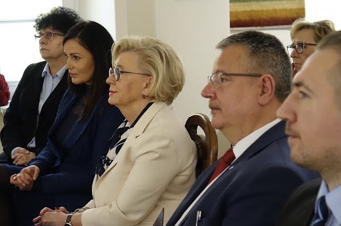 MEN_GOVPL's tweet photo. Integracja edukacji z biznesem - to temat konferencji zorganizowanej przez Kamiennogórską Specjalną Strefę Ekonomiczną Małej Przedsiębiorczości w Muzeum Tkactwa Dolnośląskiego w Kamiennej Górze. Udział w spotkaniu wzięła wiceminister @MarzenaMachalek. #kształceniezawodowe #SSEMP https://t.co/ByiKbaYNTl