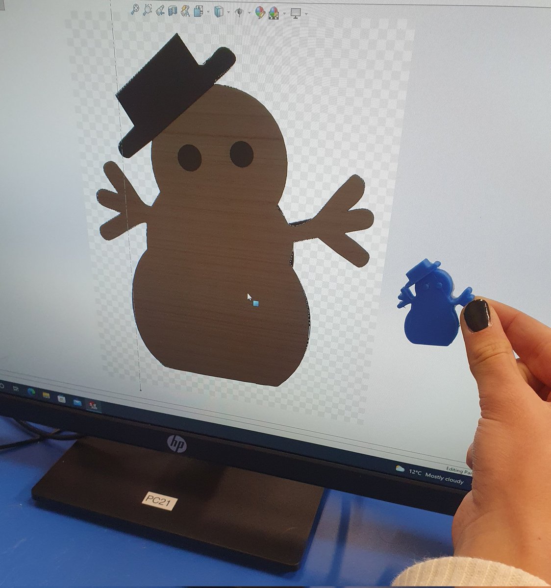 GraphicsDCG_CC's tweet photo. More Christmas decorations 3D modelled by 1st Yr students &amp; 3D printed, some beautiful work after such a short time in Graphics #lcetbschools #lcetb #edchatie #edutwitter @CastletroyC #solidworks #3dmodeling #3Dprinting https://t.co/lM4WHH4GVs