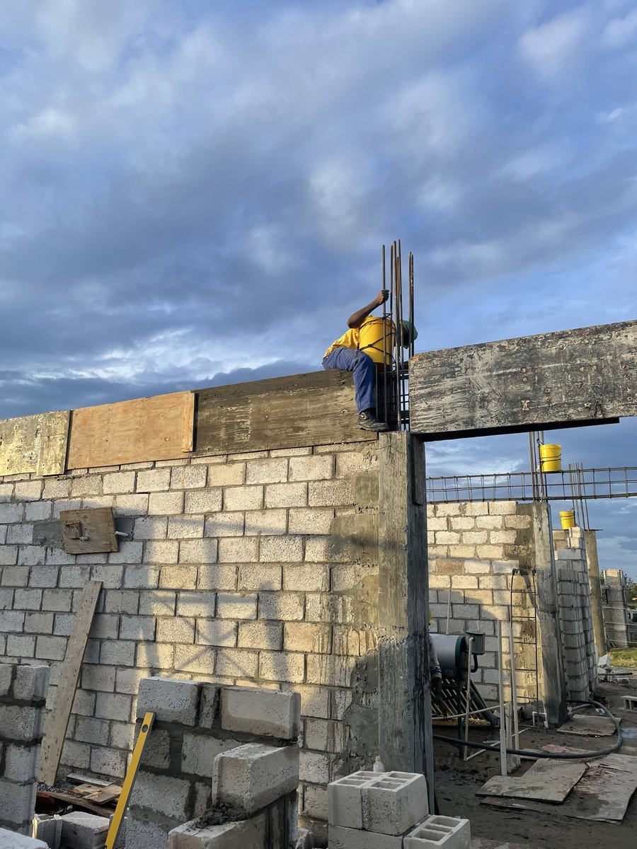 OneSquareK1's tweet photo. Master bricklayer at work. Through rain and Sun ☀️, we’re inching forward #onesquarek #kalingalinga #fwebene https://t.co/y8nWa6nwJ8