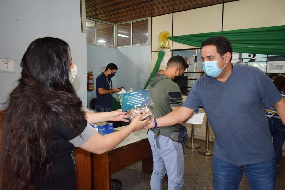 ricardopyok's tweet photo. 🤗 Un pan dulce elaborado en nuestra propia panadería municipal regalamos desde hoy a cada contribuyente que abone sus impuestos.

#RohayhuVillaElisa 💚 https://t.co/OHMWiBqTr3