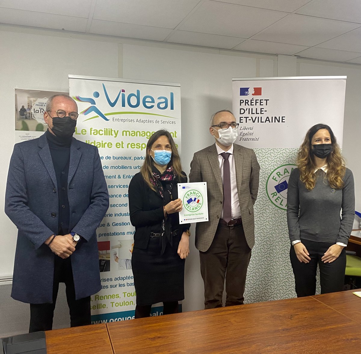 Visite de Matthieu Blet, secrétaire général adjoint de la préfecture #IlleEtVilaine, accompagné de <a href="/WenckerMarie/">Marie Wencker</a> sous-préfète à la #relance #Bretagne, dans le cadre du plan #FranceRelance. Videal35 #Rennes avait sollicité cette subvention pour développer sa nouvelle blanchisserie