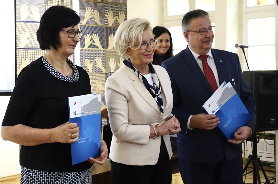 MEN_GOVPL's tweet photo. Podczas konferencji w #SSEMP #KamiennaGóra wiceminister @MarzenaMachalek wręczała listy gratulacyjne i podziękowania za wieloletnią współpracę, za dobre i konstruktywne zaangażowanie w rozwój szkolnictwa zawodowego. #praca #kształceniezawodowe https://t.co/wxLib68e4k