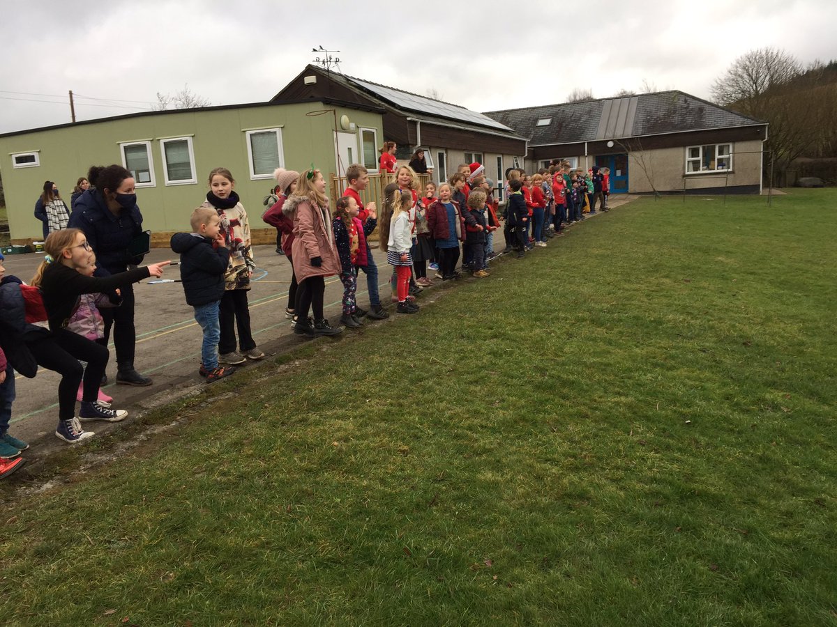 ffriddyllyn's tweet image. Pwy sy'n dwad dros y bryn? 🎅🏼