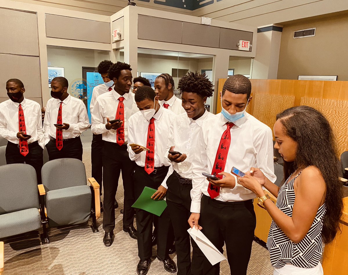 Sarasti's tweet image. On Saturday, 50+ @5000RoleModels students received $100 in #Bitcoin &amp;amp; commitment from @FrancisSuarez they’ll each get up to $1,000 after completing some on-chain tasks. It was beginning of their crypto-literacy journey, led by @bitcoinzay and funded by amazing partners.