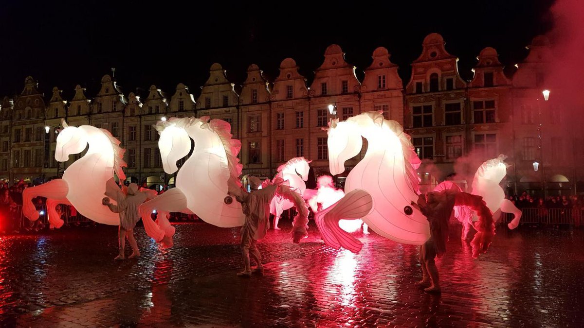 #Arras : fiers à cheval, le spectacle féerique du marché de Noël lavoixdunord.fr/1116745/articl…