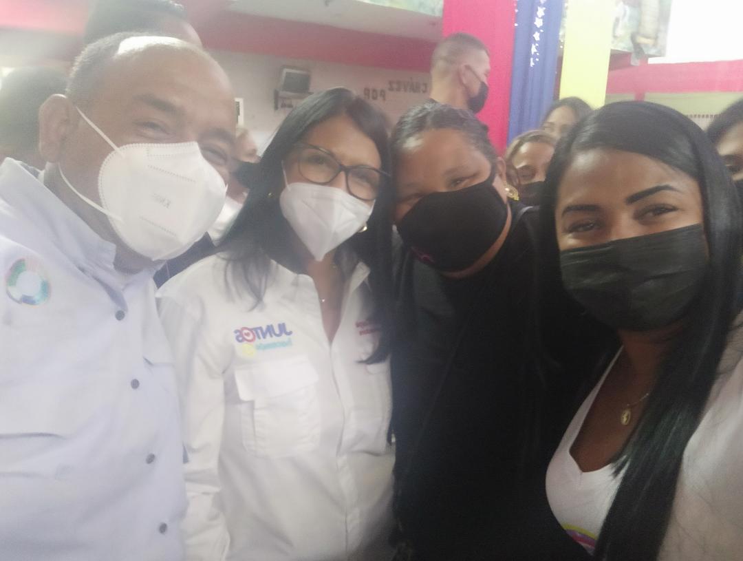 Educadores de Aragua presentes desde la @ZE_Aragua  con nuestra Gob. <a href="/Soykarinacarpio/">Karina Carpio</a> y la Autoridad Única Educación Prof. <a href="/leoalvacabrera/">Prof. Leonardo Alvarado</a> ¡Juntos Hacemos más! #EarleHerreraPorSiempre <a href="/NicolasMaduro/">Nicolás Maduro</a> <a href="/_LaAvanzadora/">Yelitze Santaella</a> @MPPEDUCACION <a href="/PartidoPSUV/">PSUV</a> <a href="/dcabellor/">Diosdado Cabello R</a> <a href="/taniapsuv/">Tania Valentina Díaz</a>