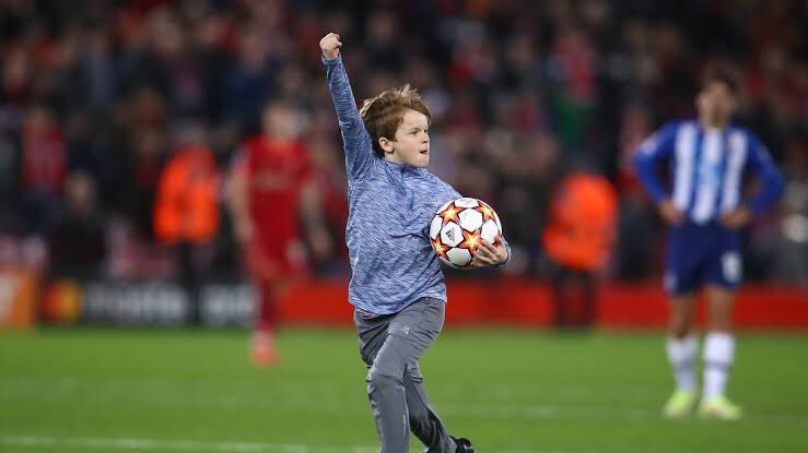 🚨 رسميًا: ليفربول يتلقى غرامة بـ 5,000€ الاف يورو بعد اقتحام احد الاطفال ملعب آنفيلد بنهاية مباراة ليفربول وبورتو بالجولة الخامسة من دور المجموعات بدوري أبطال أوروبا.