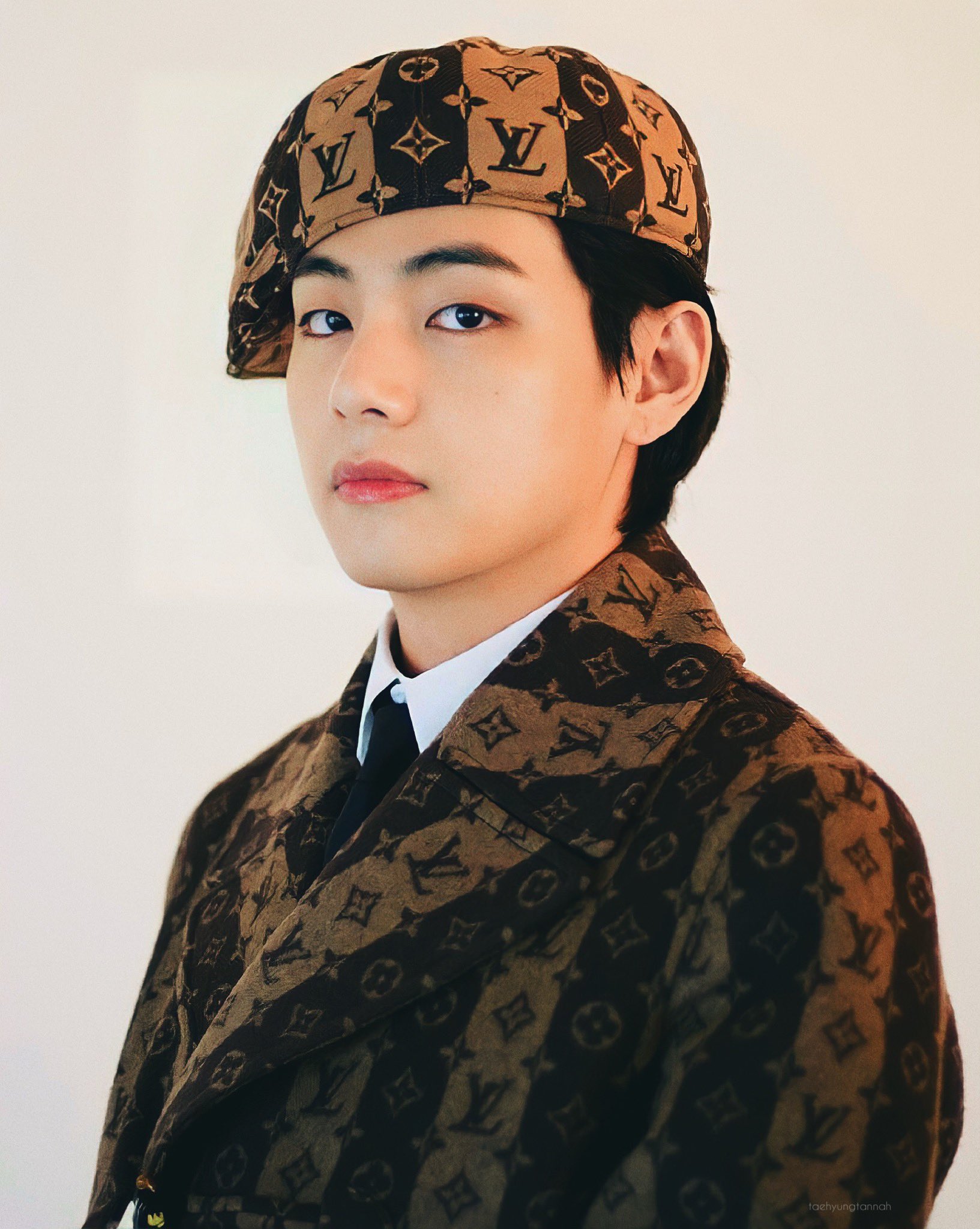 𝓂  ʟᴀʏᴏ(ꪜ)ᴇʀ on X: can we take a second to talk about Taehyung in this  beret and matching Louis Vuitton jacket because he looks insanely handsome!  Models should be happy he