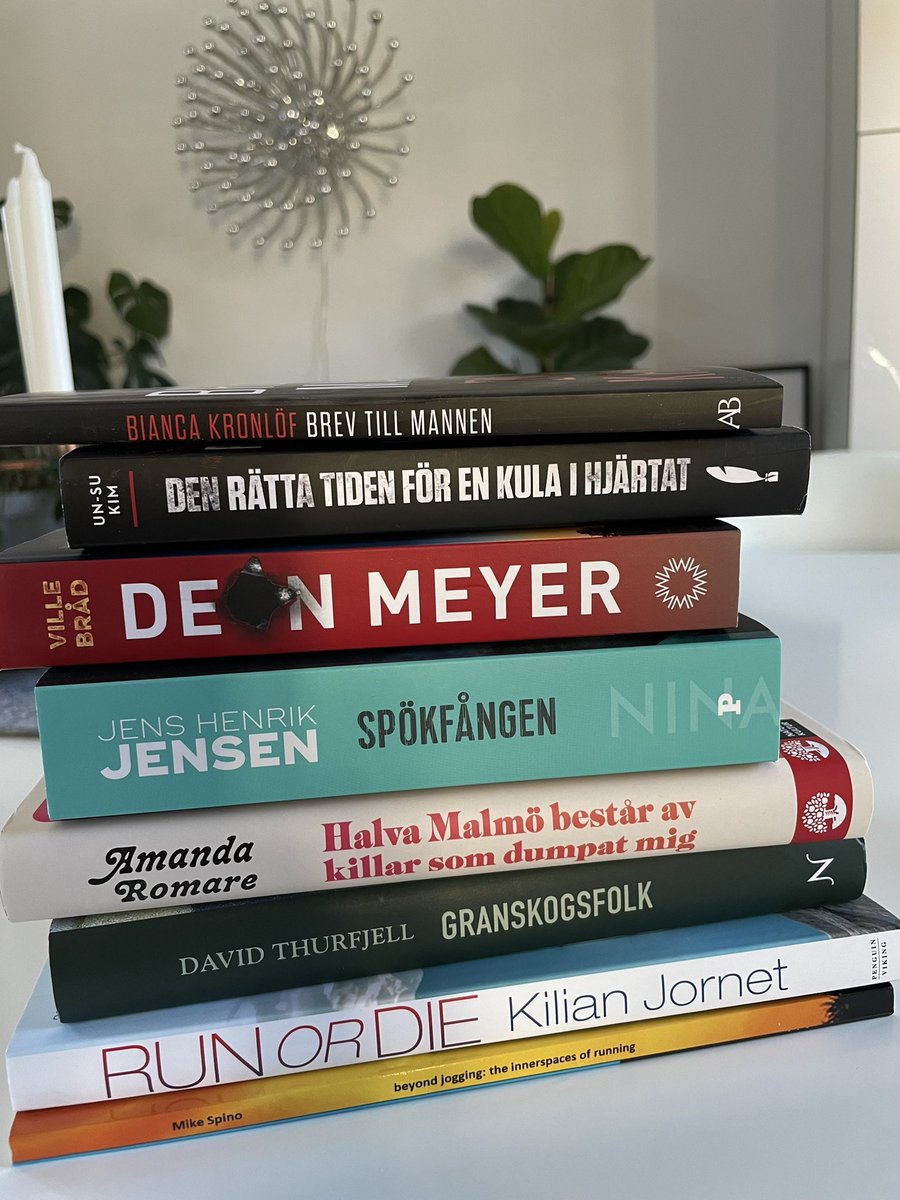 myola1's tweet photo. Julens bokhög är klar, vad läser ni på er julledighet om ni läser? 🤓 #bokmal #ilovebooks https://t.co/3Tu9K1kzoB