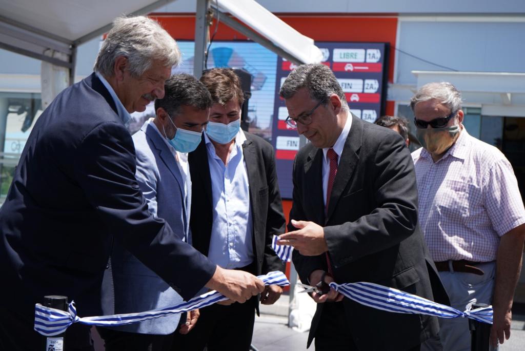 AncapUruguay's tweet photo. Quedó oficialmente inaugurada la Estación ANCAP ubicada en el predio de Car One.
La innovadora estación de servicio cuenta con la última tecnología como reconocimiento de matrículas y paneles digitales para el despacho de combustible. https://t.co/8cku4W7NSk