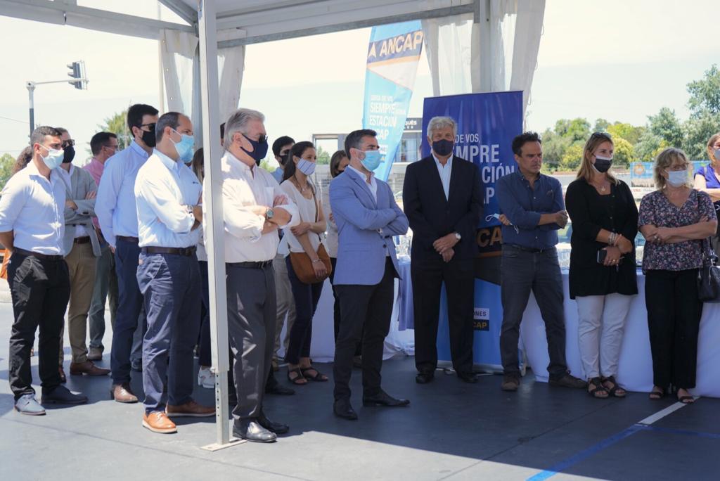 AncapUruguay's tweet photo. Quedó oficialmente inaugurada la Estación ANCAP ubicada en el predio de Car One.
La innovadora estación de servicio cuenta con la última tecnología como reconocimiento de matrículas y paneles digitales para el despacho de combustible. https://t.co/8cku4W7NSk