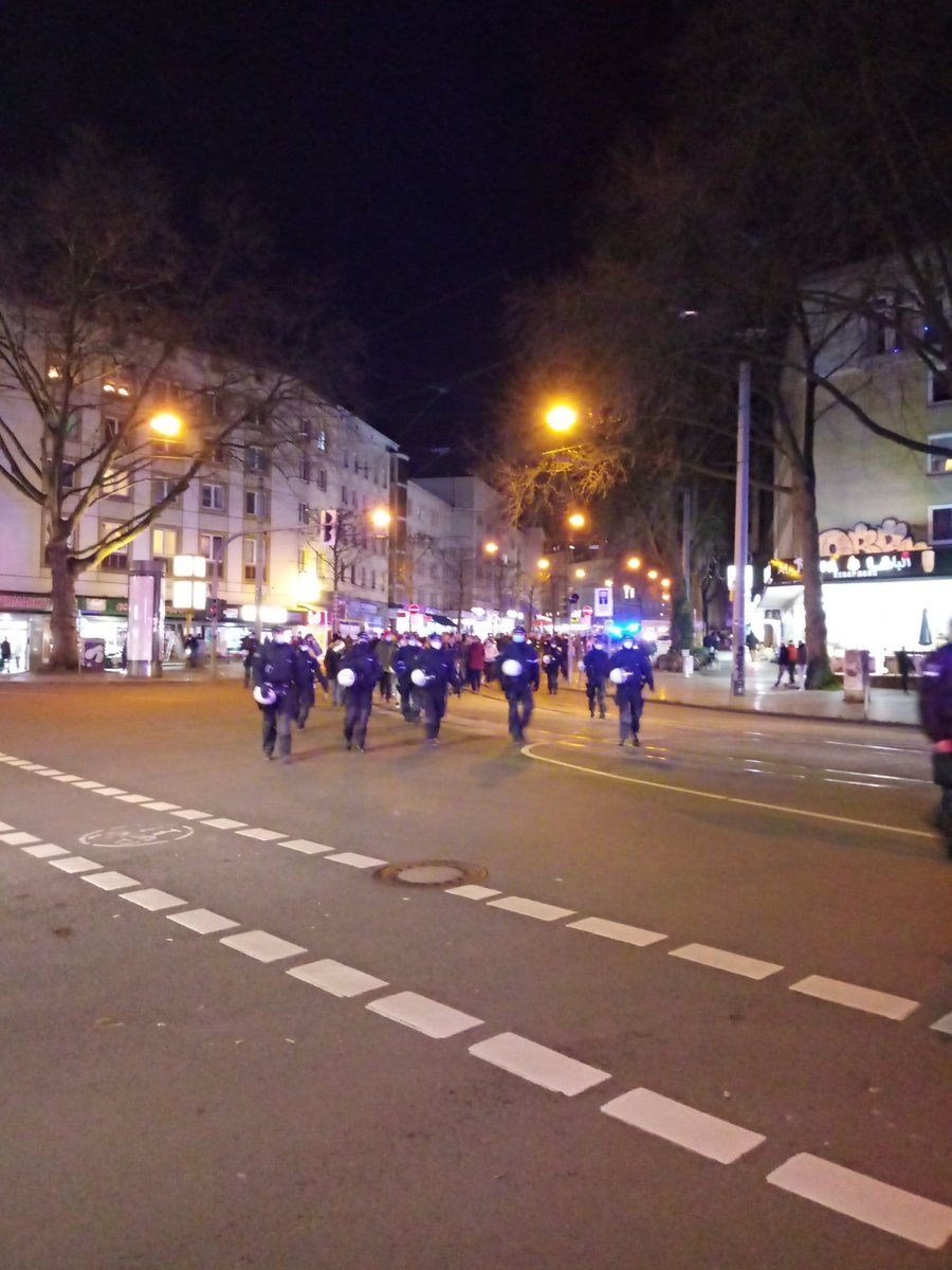agv_bo's tweet photo. 1831 Der Spaziergang ist auf 150 Querdenker*innen angewachsen.  Die vorderen Reihen befinden sich im Wanderkessel. 

#Bo2012 #nonazisbo #Bochum https://t.co/xCqdmbiW9n