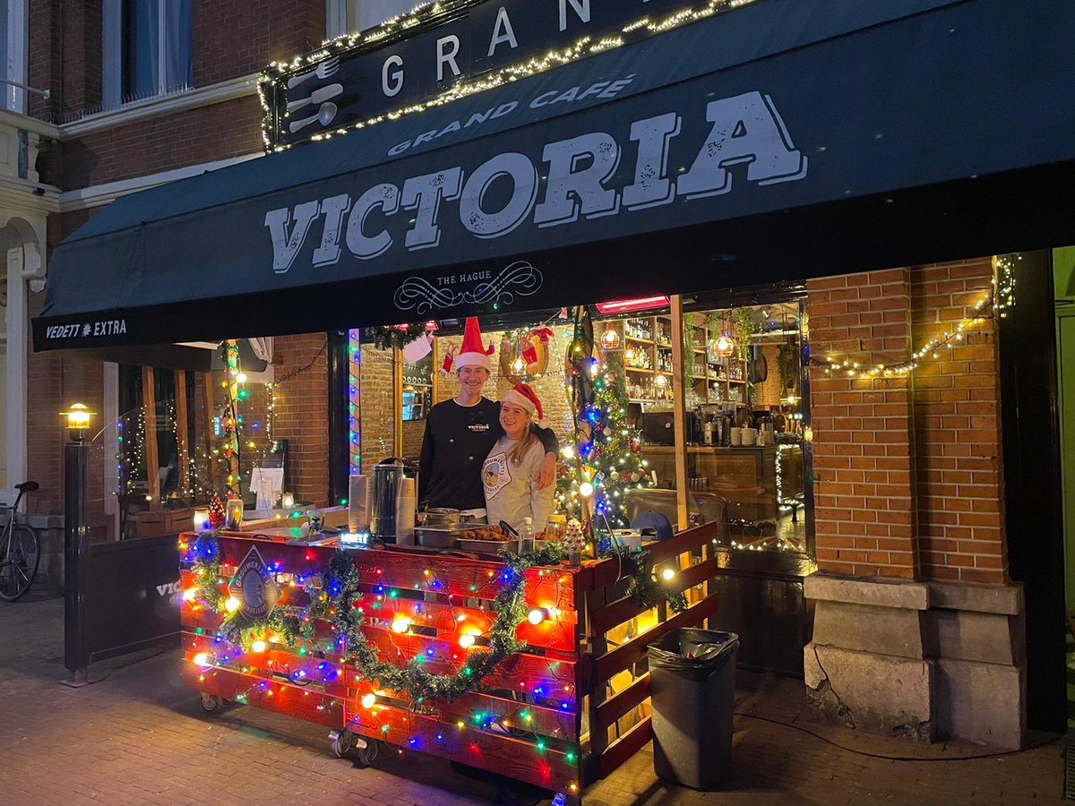 MKB_DenHaag's tweet photo. Bij het altijd gezellige Café Victoria op het #PrinsHendrikplein kun je terecht voor een warm drankje en oliebollen. Geheel in #kerstsfeer! Respect voor ondernemers en hun creatieve oplossingen voor #ondernemen #inlockdown.

Welke ondernemer zet jij in de spotlight? #MKBDenHaag https://t.co/1tA61nmuei