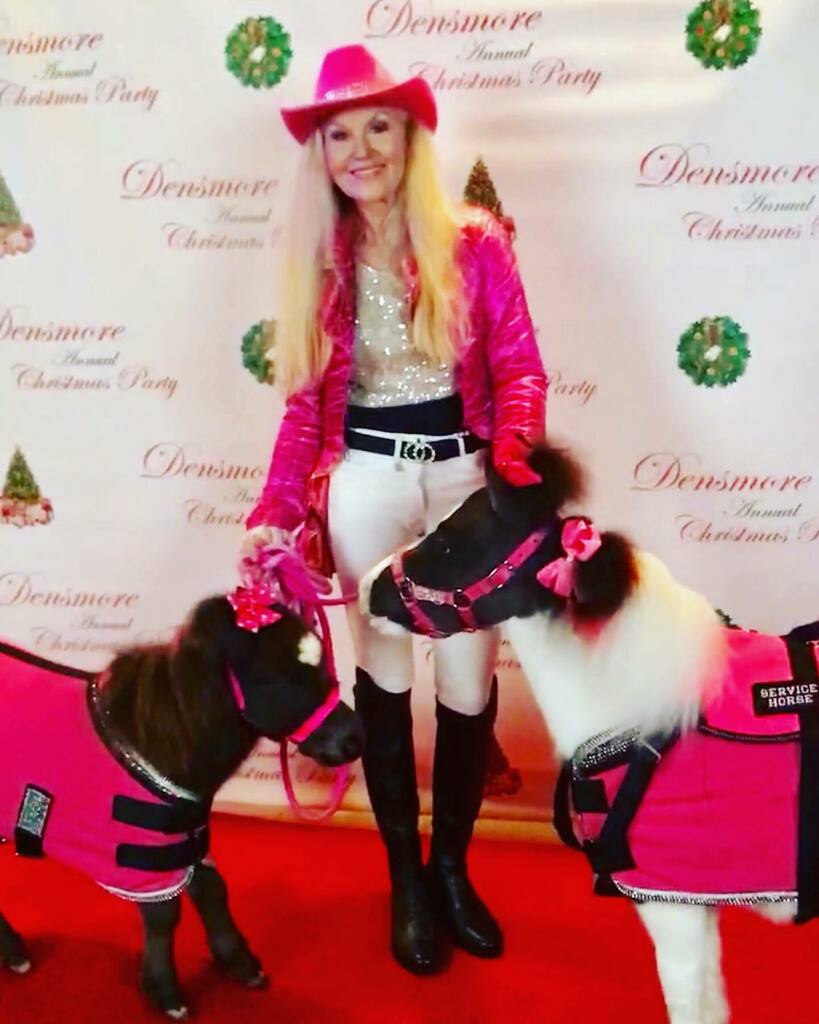 LocationConnect's tweet image. #JingleYourPink !
Emmy &amp;amp; Gracie posed w/Guests
 #Charity 
For #cancerawareness 
Densmore’s Christmas Charity
Redondo Beach instagr.am/p/CXtmqZqJ-Wz/