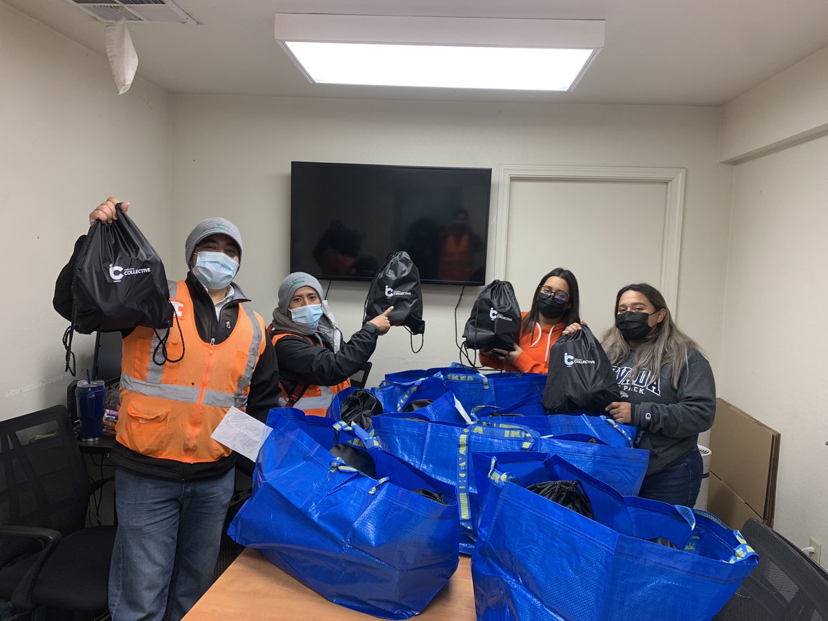 GachinaLM's tweet photo. #industrycollective project #3 ☑️ packing food donations for local shelters! #giveback #volunteer #outreach #Landscapers #greenindustry #lookforthehelpers https://t.co/nxxoEPZry7
