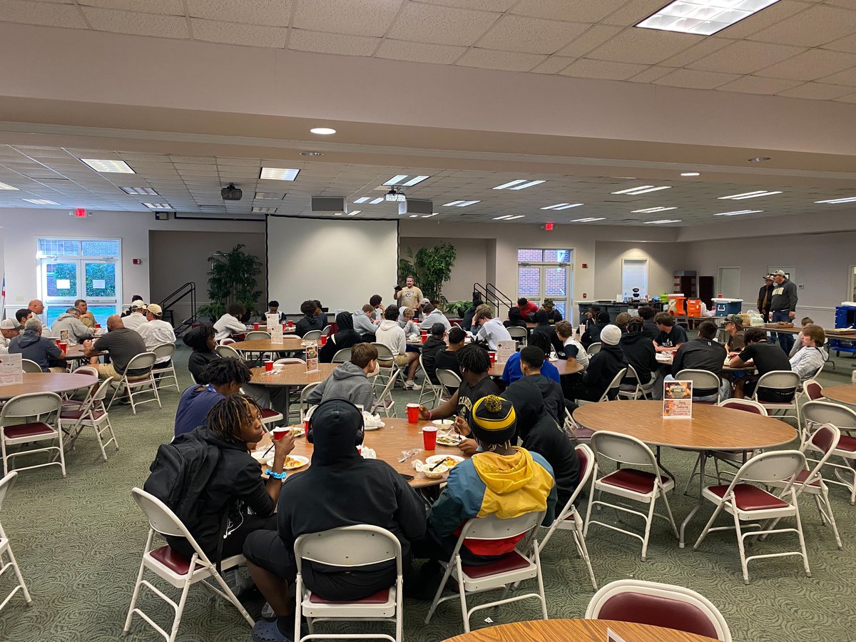 FootballCamden's tweet photo. Thanks again to all the churches in our supportive community that opened their doors, ovens, and grills to our team before each 🏈 game last season. As the saying goes, “It takes a Village,” and we are THANKFUL for the Camden village!
GoDogs!
#OneTeamOneTownOneGoal https://t.co/SvhGQMSXVS