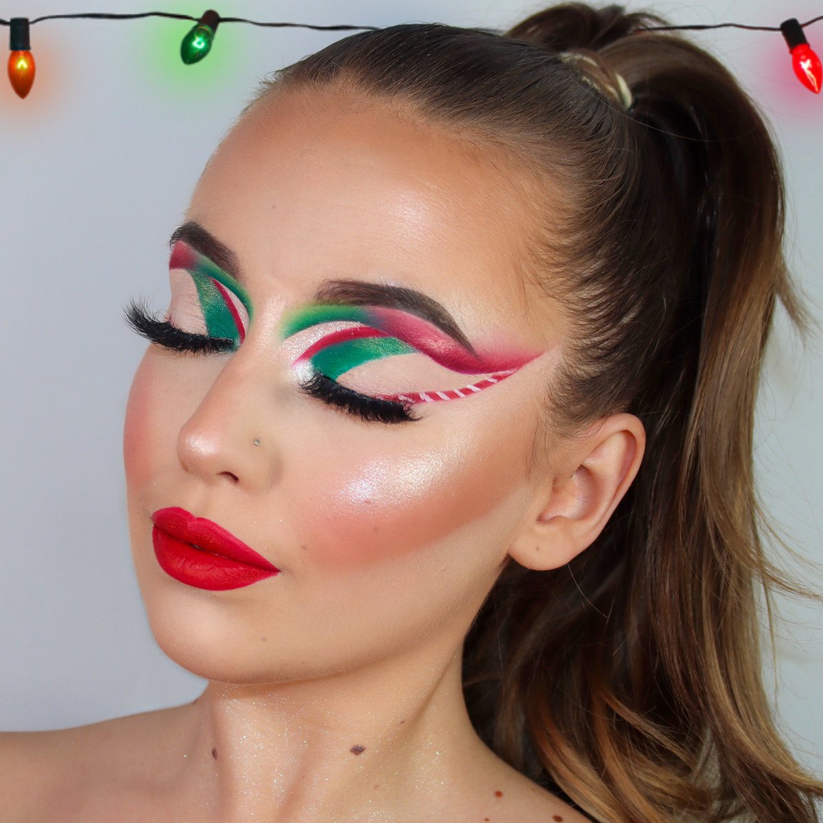 be_youtifulx's tweet photo. My favourite look to date❤️
#Makeup #Makeupart #Christmasmakeup https://t.co/D1yAT0Tc0i