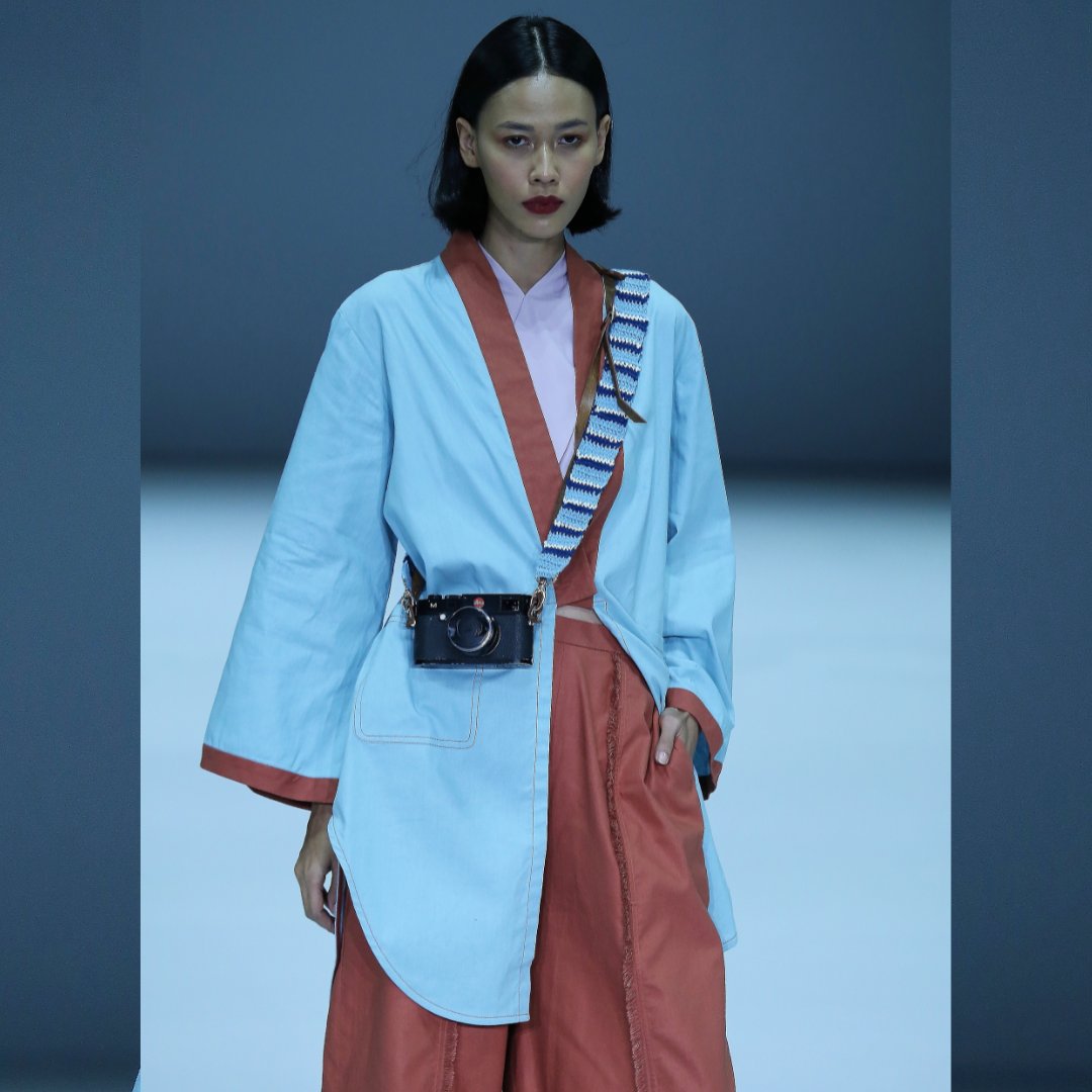 JKTfashion's tweet photo. Frederika listened to City Pop Japan music for a year. The result is RETRONATION that pays homage to the fashion flair of the Land of the Rising Sun. The textiles of collection are inspired by the distinct characteristics of Japan Retro style.
#JFW2022 #ExcellenceInDisruption https://t.co/7la0NWAKrh