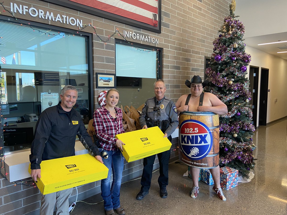 Goodyearpolice's tweet photo. Thank you to Dickeyโs BBQ and #barrelboy from @knixcountry for their generous donation of sandwiches and other goodies for our officers and staff! We appreciate your support! #happpyholidays @Barrelboy1025 @dickeysbarbecuepit https://t.co/UxP9x40KtF