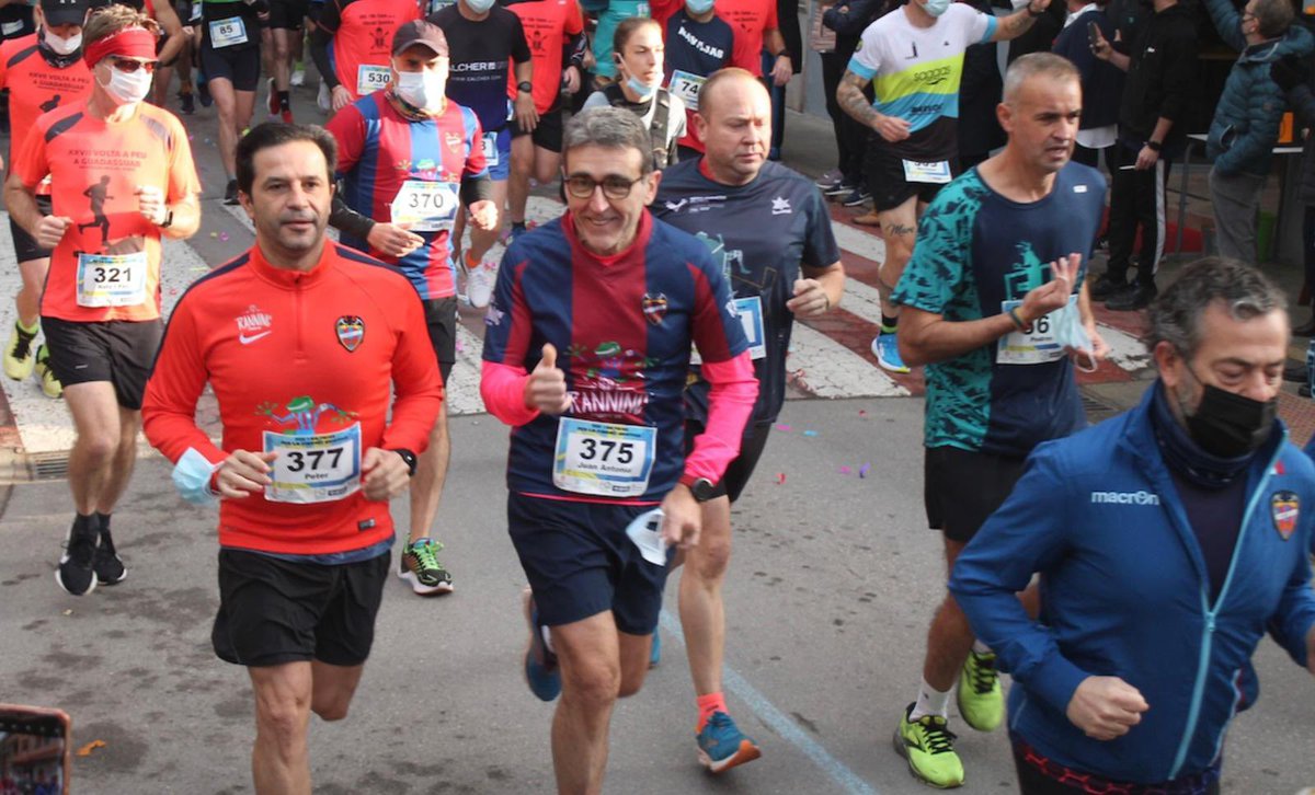 RanningClub's tweet photo. ¿Cómo van esos nervios? 🐸 Queda nada para el derbi y qué mejor momento para recordar la participación solidaria de nuestr@s Ranners en la “VII 10k Foios per la Fibrosi Quística” ♥️💙 ¡Un clásico navideño de nuestro club!🎄👏🏻 
#10kFoios #fibrosisquistica https://t.co/PYB70M9aPi