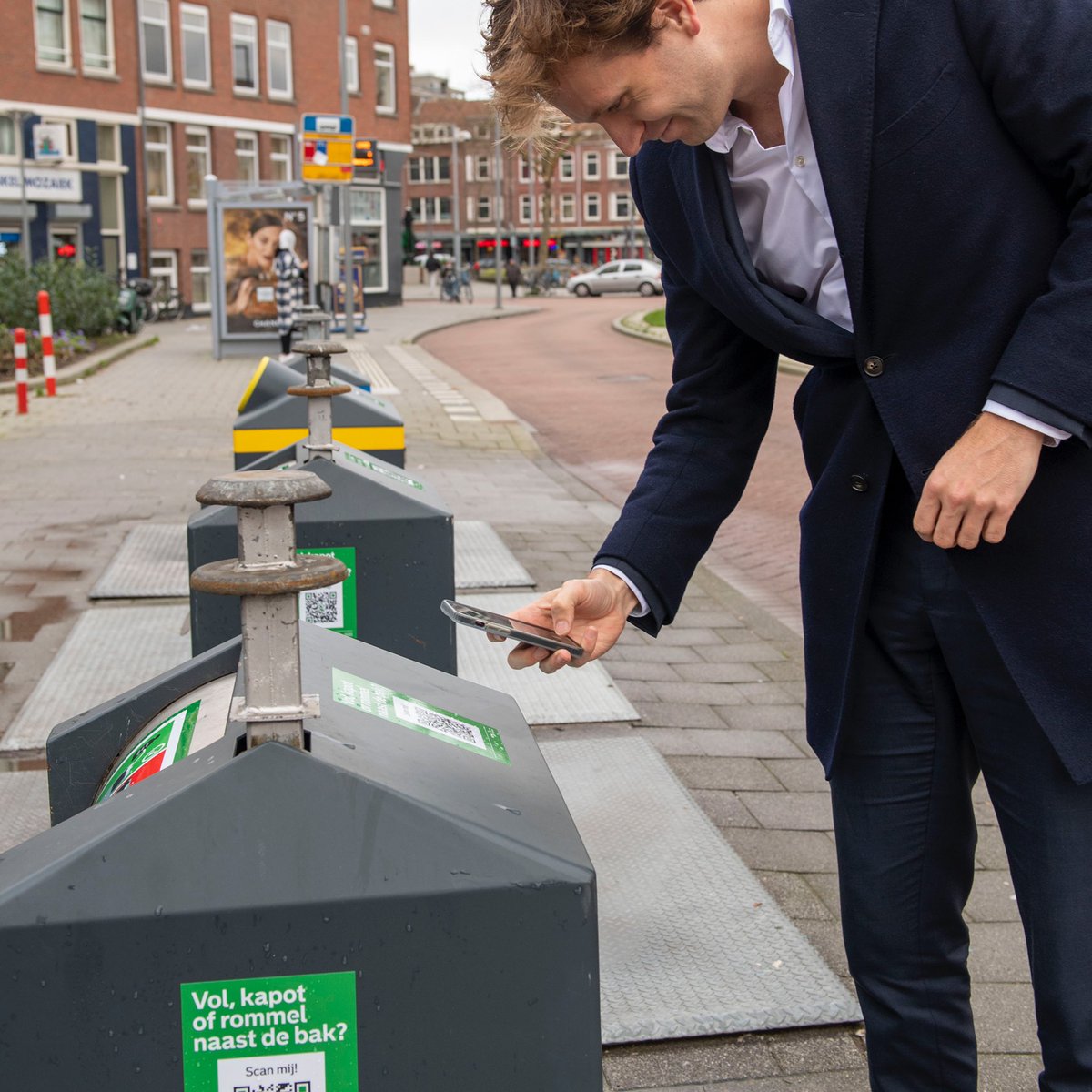 vincentkar's tweet photo. Om de stad #schoon te houden, zijn we afhankelijk van meldingen. Een melding maken kon al via de MeldR app, maar kan nu ook zonder app te hoeven downloaden. Gewoon even QR-code op de bak scannen, melden, klaar. En wij doen de rest. Zo maken we Rotterdam samen schoner. Mooi toch? https://t.co/CRSJ9AweqA