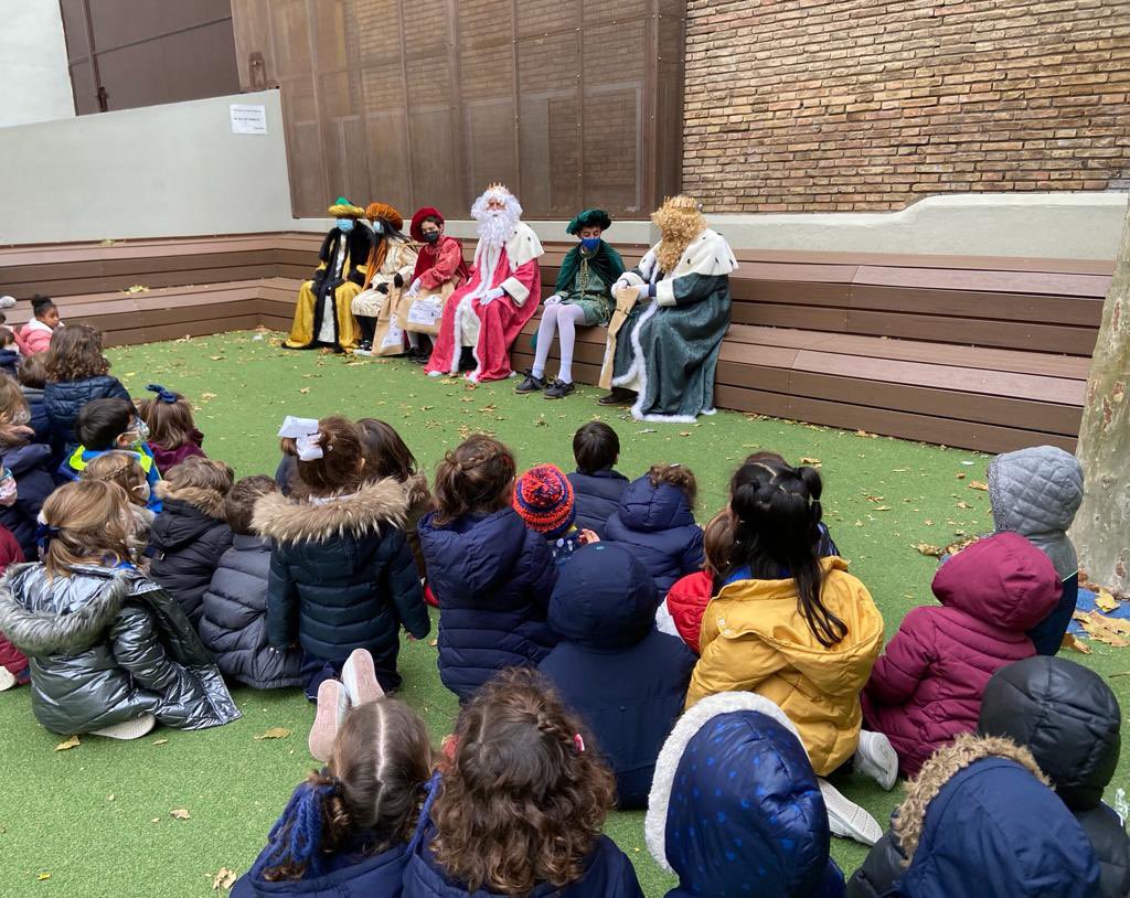 ciamariaz's tweet photo. Hoy hemos tenido una visita muy especial https://t.co/stidVOt09Q. Los Reyes Magos de Oriente han venido a nuestro colegio. 
Los niños de Ed.Infantil les han entregado sus cartas llenas de buenos deseos para el mundo.
Gracias a nuestra AMPA por hacerlo posible. https://t.co/O1cZsMqneX