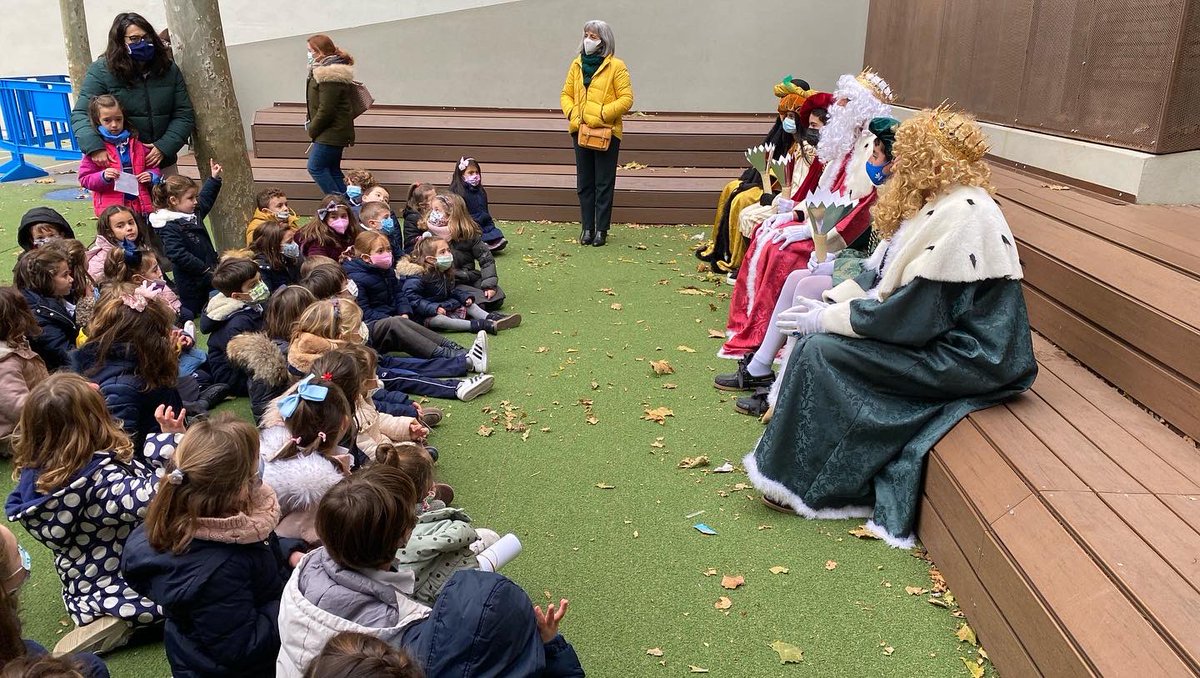 ciamariaz's tweet photo. Hoy hemos tenido una visita muy especial https://t.co/stidVOt09Q. Los Reyes Magos de Oriente han venido a nuestro colegio. 
Los niños de Ed.Infantil les han entregado sus cartas llenas de buenos deseos para el mundo.
Gracias a nuestra AMPA por hacerlo posible. https://t.co/O1cZsMqneX