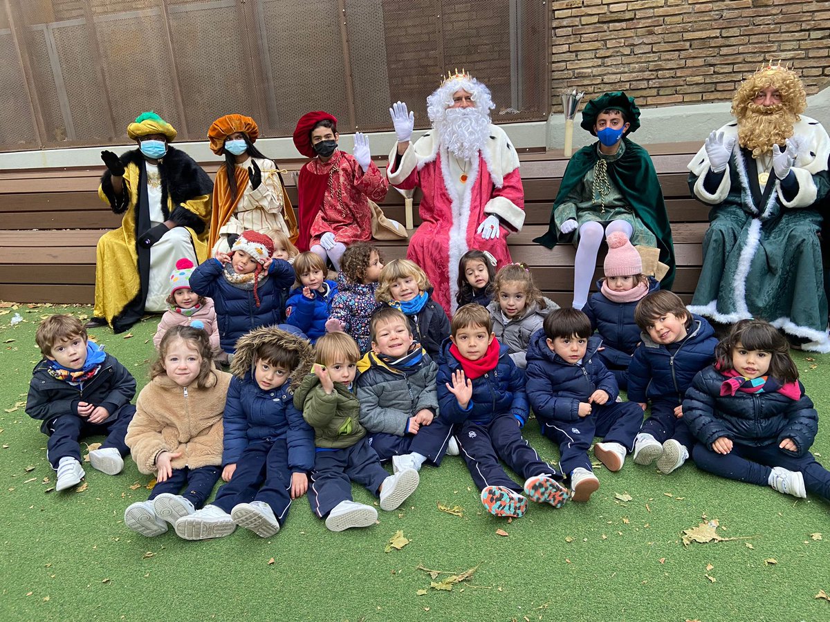 ciamariaz's tweet photo. Hoy hemos tenido una visita muy especial https://t.co/stidVOt09Q. Los Reyes Magos de Oriente han venido a nuestro colegio. 
Los niños de Ed.Infantil les han entregado sus cartas llenas de buenos deseos para el mundo.
Gracias a nuestra AMPA por hacerlo posible. https://t.co/O1cZsMqneX