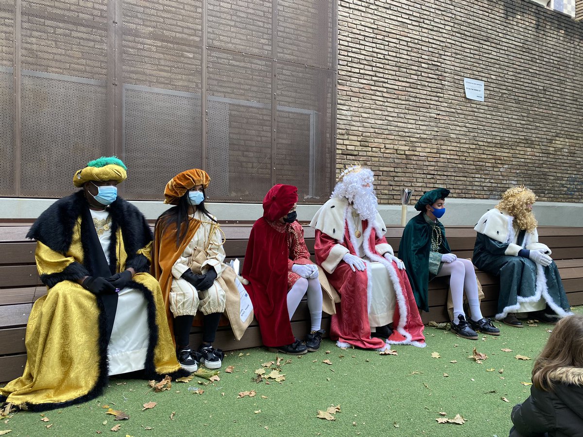 ciamariaz's tweet photo. Hoy hemos tenido una visita muy especial https://t.co/stidVOt09Q. Los Reyes Magos de Oriente han venido a nuestro colegio. 
Los niños de Ed.Infantil les han entregado sus cartas llenas de buenos deseos para el mundo.
Gracias a nuestra AMPA por hacerlo posible. https://t.co/O1cZsMqneX