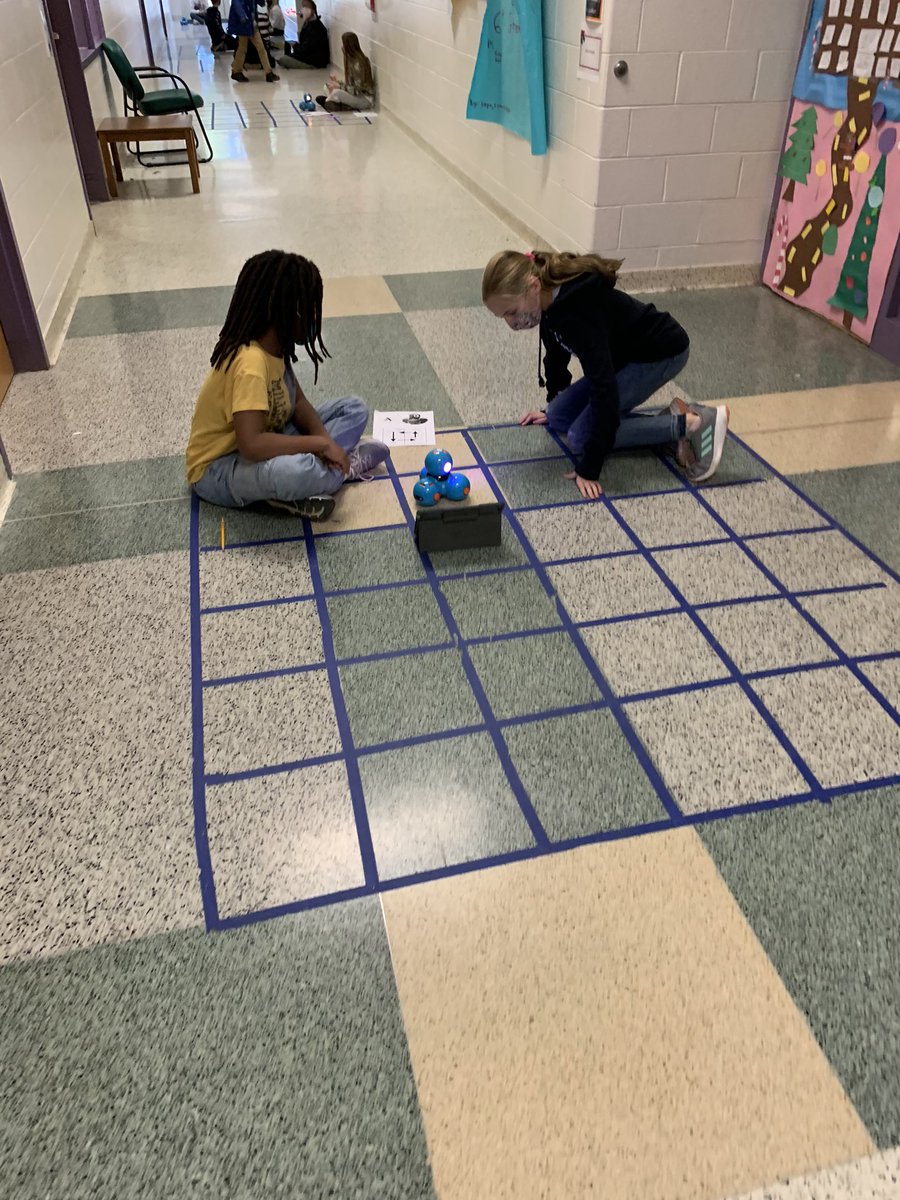 MrsJonesFC5's tweet photo. Learning about the Dash robots today!!! @Ojrscience https://t.co/2YlaBrDpI6