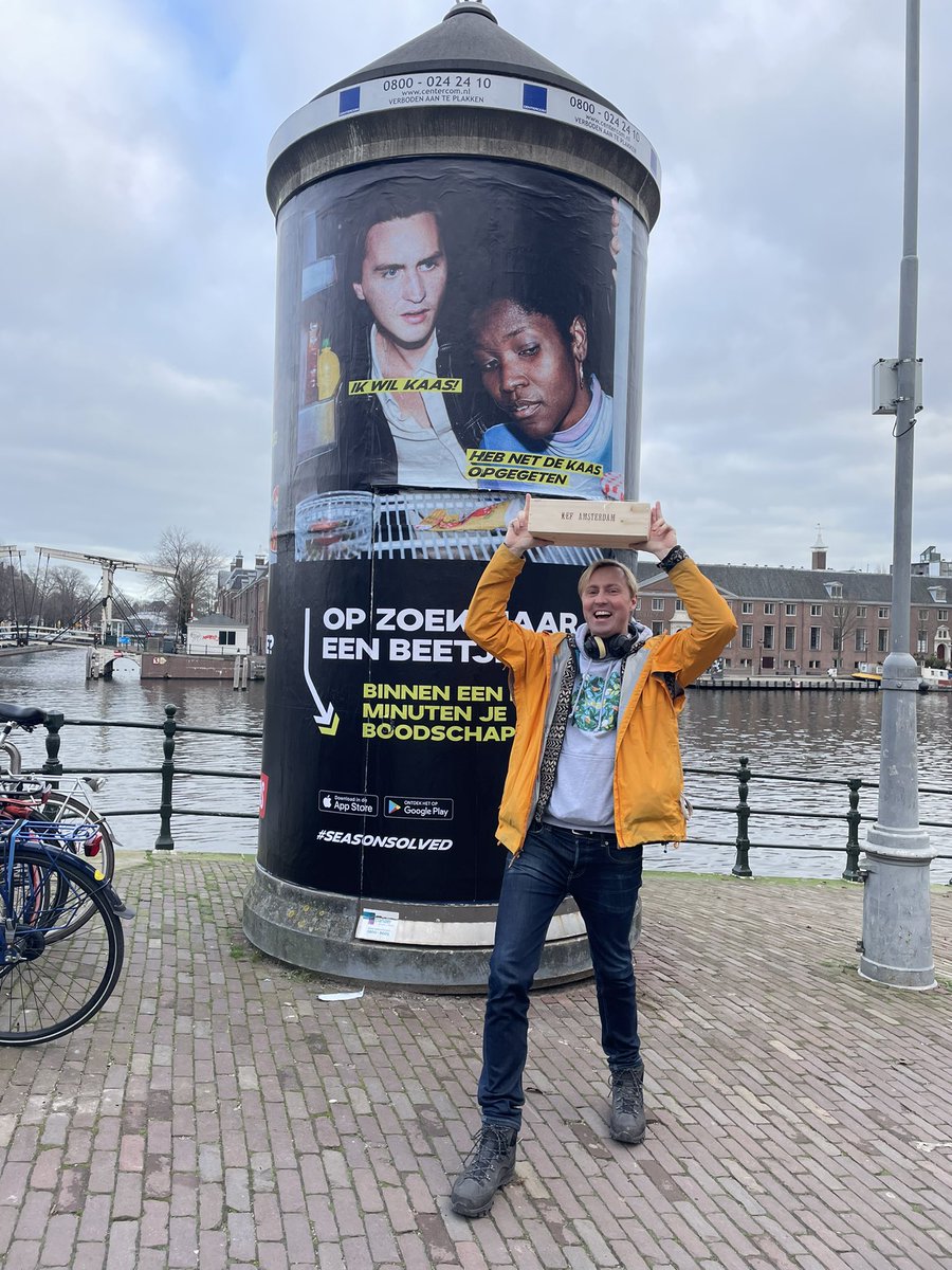 KaasPodcast's tweet photo. Iedereen wil Kaas, altijd! 🧀
Precies een jaar geleden, op 20 december 2020 publiceerden we de vijfde en laatste aflevering van Kaas S01. Vandaag heeft de 20000e luisteraar naar onze podcast geluisterd🥳 en dat terwijl Lieven Kef nog even hielp met kerstbestellingen rondbrengen🤓 https://t.co/Kzl593aN1A