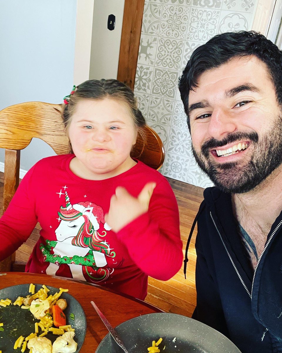DuffPlate's tweet photo. Making @kraftmacncheese look delicious and taste even better by adding roasted veggies and some Parmesan cheese and parsley #homecook #daughterapproved #kidapproved #downsyndrome https://t.co/9FhkBCgZtQ