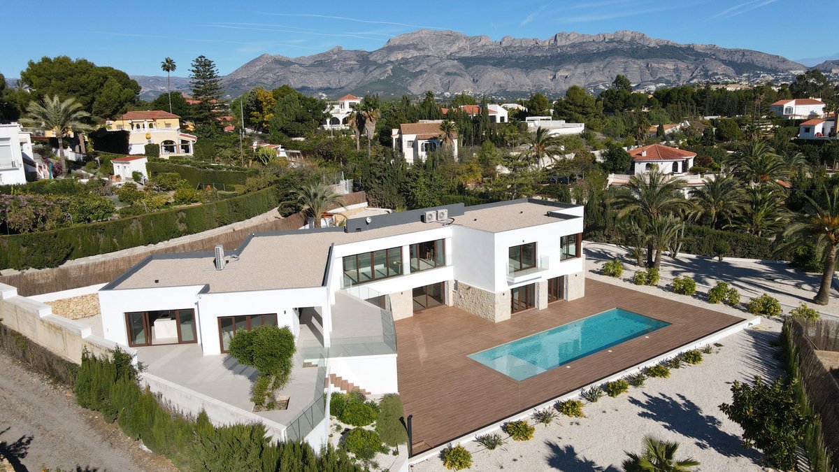 StarckEstates's tweet image. Moderne Neubau Designer Villa in Altea 🤩

Luxus auf höchstem Niveau nur 5 Minuten vom Meer 🌊 
2.890 m2 privates Grundstück, 510 m2 Wohnfläche, 4 Schlafzimmer 🛌, Garage, 15 x 5 m Pool 🏊‍♀️ 
Preis: 2.250.000€

👉starck-estates.com/de/properties/…

#altea #modernhome #modernhomedesign #new