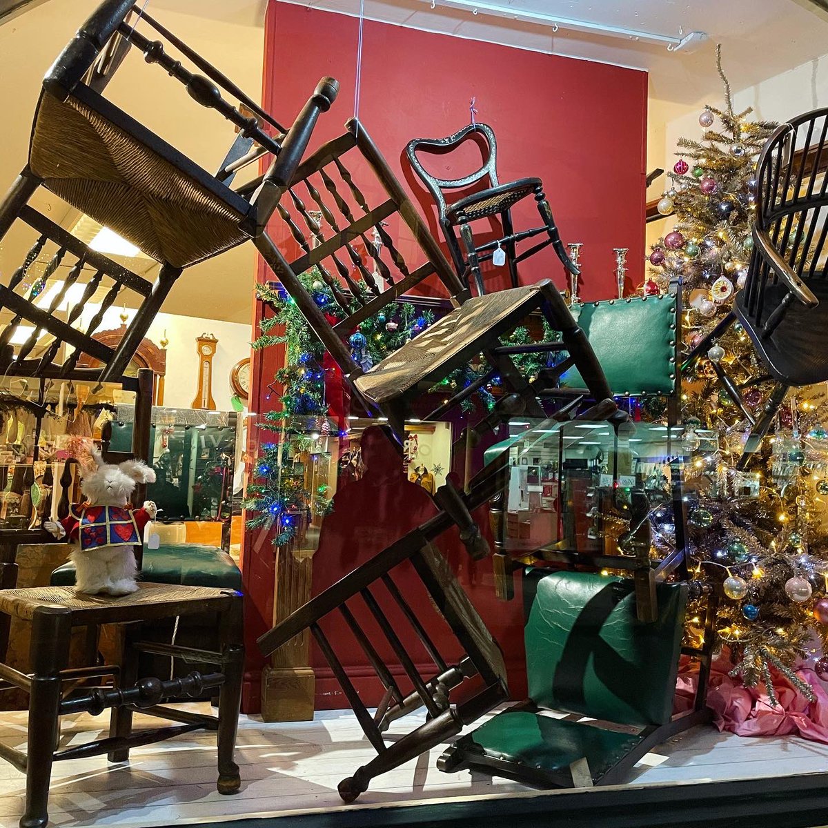 reworkeddorset's tweet photo. The guys have done it again, fabulous and imaginative window display for Xmas week, we salute you 😀❤️🎄 #rwf #reworkedfurniture #xmas #antiques #sherborneantiquesmarket #xmasdisplay #windowdisplay https://t.co/8xAgYXxS6x