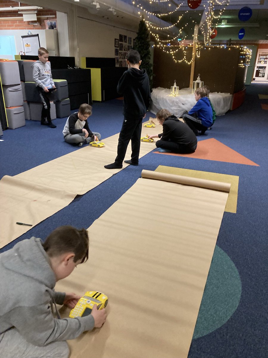 FclabFi's tweet photo. Robotiikkaa, koodausta ja geometriaa Oulun FCL:n maanantain ryhmän kohteena. Välineenä ProBot, joita #StepSystems tarjoaa kouluille. Helppo tapa konkretisoida koodaus näkyväksi. #ohjelmointipolku @enorssi @onklinnanmaa1_6 @onkoulu https://t.co/LJzbdhKSYR