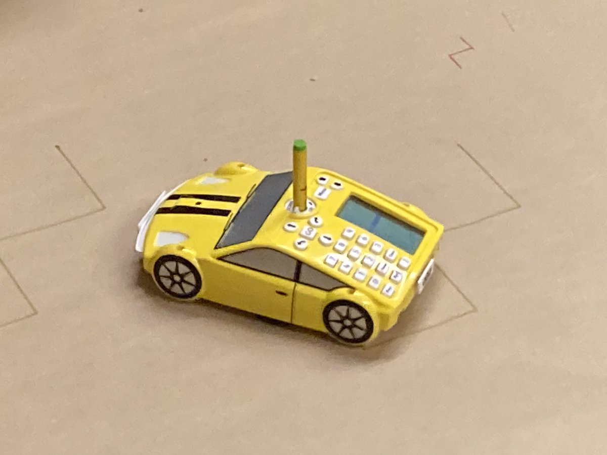 FclabFi's tweet photo. Robotiikkaa, koodausta ja geometriaa Oulun FCL:n maanantain ryhmän kohteena. Välineenä ProBot, joita #StepSystems tarjoaa kouluille. Helppo tapa konkretisoida koodaus näkyväksi. #ohjelmointipolku @enorssi @onklinnanmaa1_6 @onkoulu https://t.co/LJzbdhKSYR