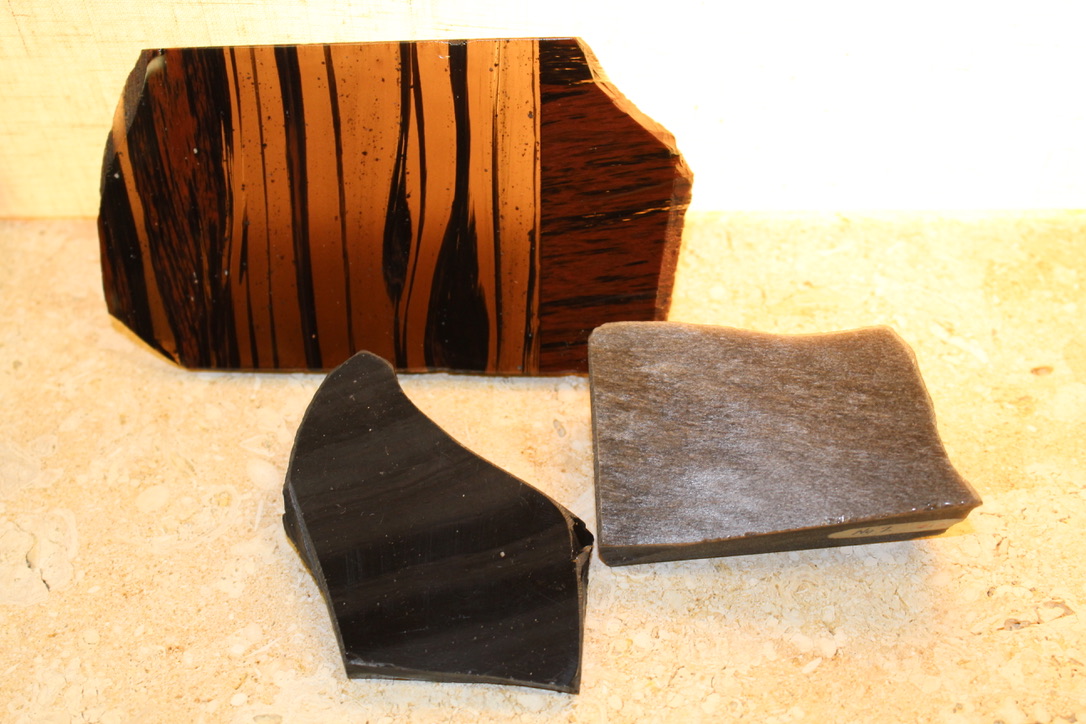 PMEUBC's tweet photo. Happy #MineralMonday everybody! Today's #specimen isn't technically a #mineral (it's a #mineraloid b/c it has no crystals), but it's too lovely to not share! It's some #stunning #obsidian from #Oregon! It looks like an alarm clock from the 1980s!
#VancouverRocks!, #OregonRocks! https://t.co/IXrwdijtnH