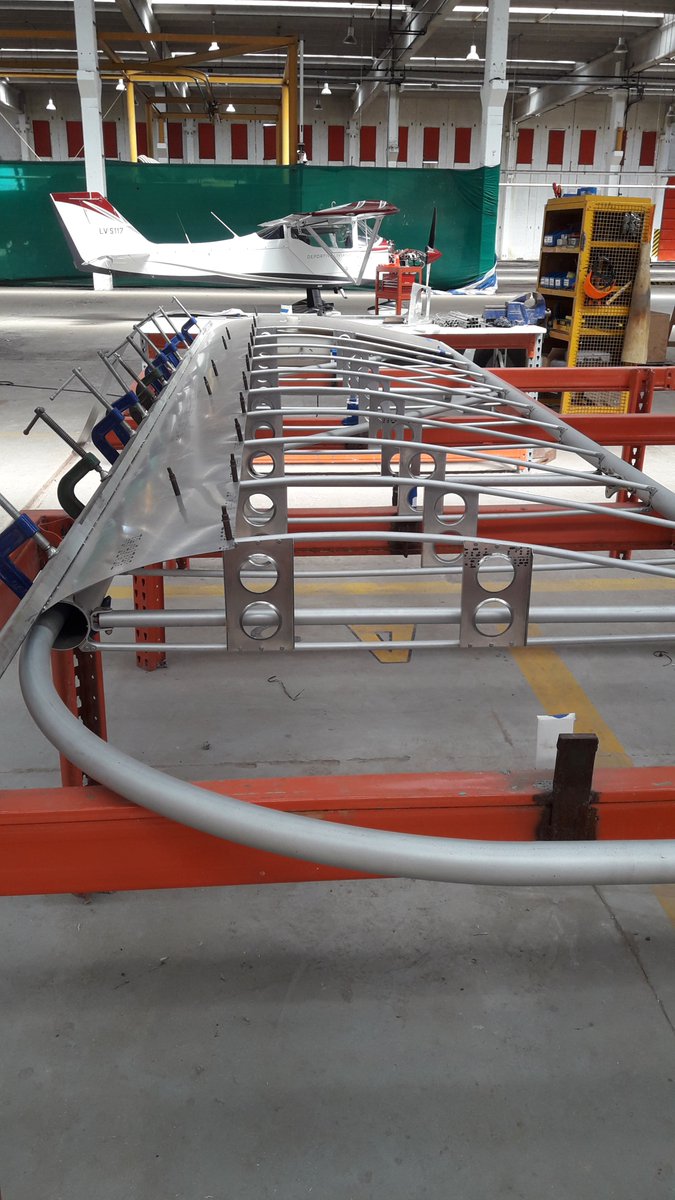 petrel_fabrica's tweet photo. Hola desde la fábrica! Trabajando en las alas de un nuevo Petrel. Porque con más de 26.000 horas de vuelo de nuestros aviones seguimos volando alto, apostando a la producción e innovación, en nuestra querida 🇦🇷. El límite es el cielo.

Ad astra per aspera https://t.co/xAB9l0VHGr