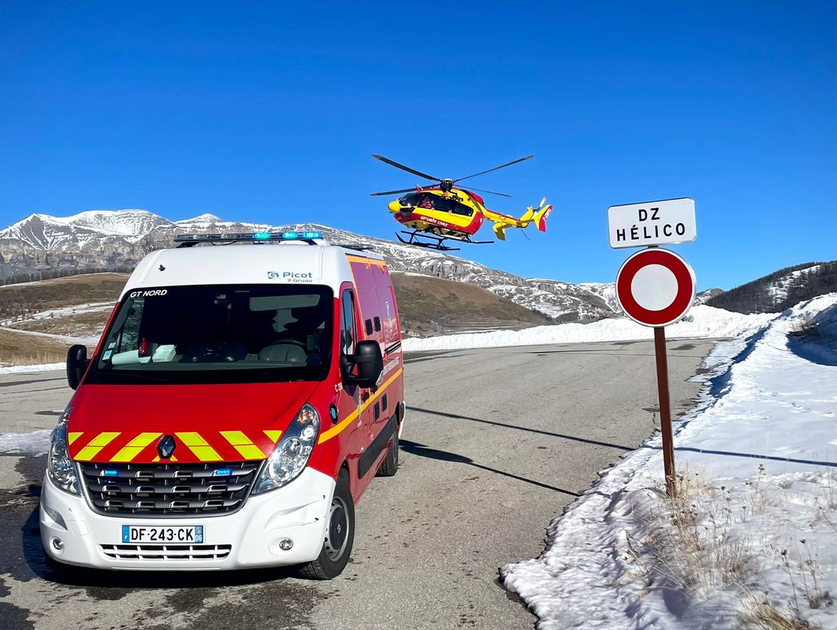sdis_06's tweet photo. Les sapeurs #pompiers des #AlpesMaritimes vous souhaitent de bonnes vacances. Nous restons mobilisés mais nous comptons sur vous pour rester prudents 😁😁
📸 O. BONNIER / SDIS06
#NousSommesPompiers06
#pompier #pompiers06 #proteger #sauver #secourir #Helico #Dragon #dragon06 https://t.co/hf62rcjSxO