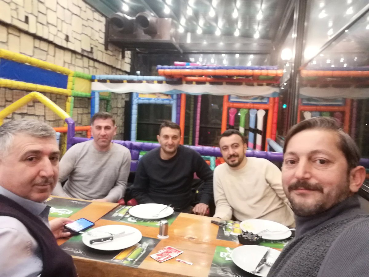 Yolun güzelliğinden ziyade,
yoldaşın samimiyetini arıyoruz.
İşte o zaman yokuşuna da razıyız,
çamuruna da...!