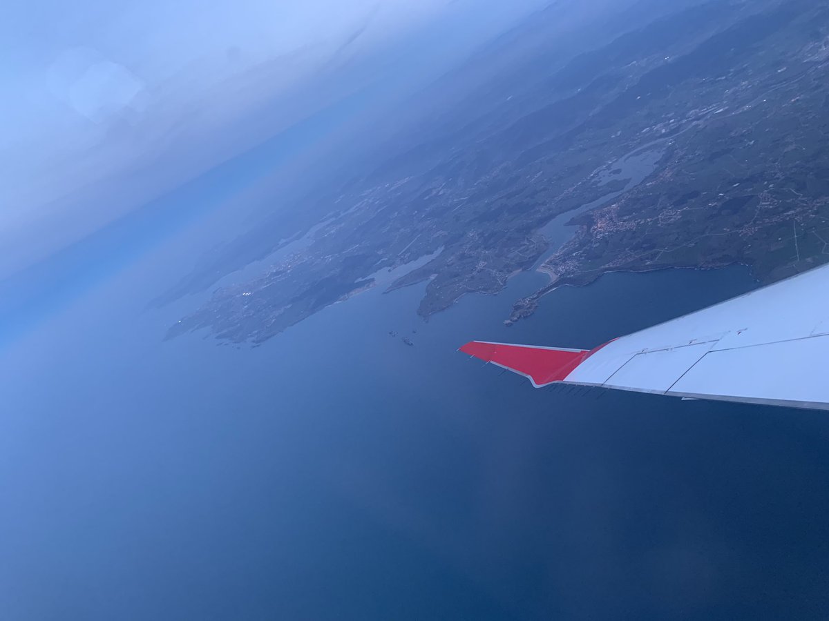 lara_400earth's tweet photo. My place to be. Also the best views I could get from the most beautiful place in Earth. So lucky I got to fly during my favorite hour of the day. ✈️😍✨ #6pm #skyworker #aviation #skyviews #nofilterneeded #Aircraft #iberia #airnostrum #homesweethome #Spain #AvGeek https://t.co/muPG37q3lh