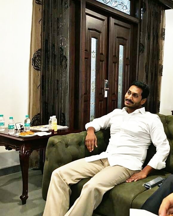 Themystic007's tweet photo. Happy Birthday Jagan anna😍

Your smile is the powerful weapon in blasting sorrows and pains of people. 

Keep that smile forever and Live like a King...!

@ysjagan
  #HBDManOfMassesYSJagan https://t.co/5tDkliI1bW
