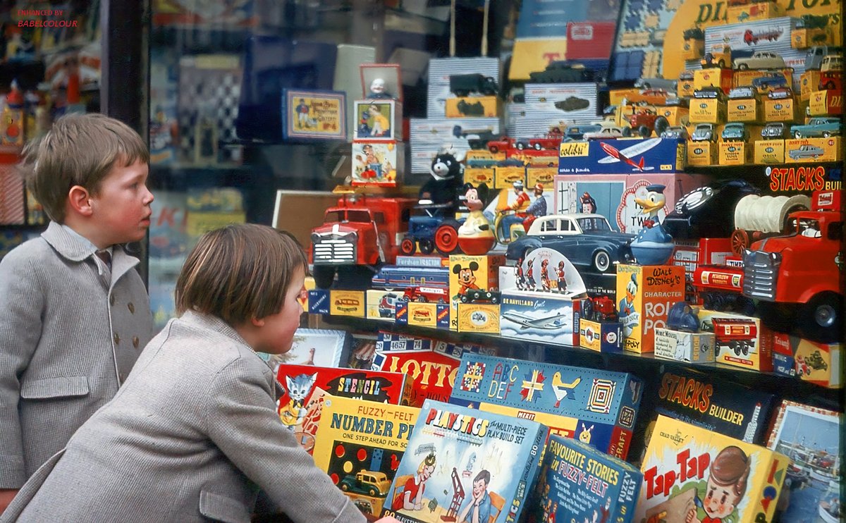 StuartHumphryes's tweet image. Travel back 61 years to the Christmas Magic of 1960. Two entranced children marvel at a toy shop in Henley-on-Thames - quite literally an ebay treasure-trove these days! Who needed batteries or wi-fi when the only thing required was a giant metal key! 😍